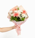 Pembe Buket Kağıdında Beyaz Papatya ve Gerbera